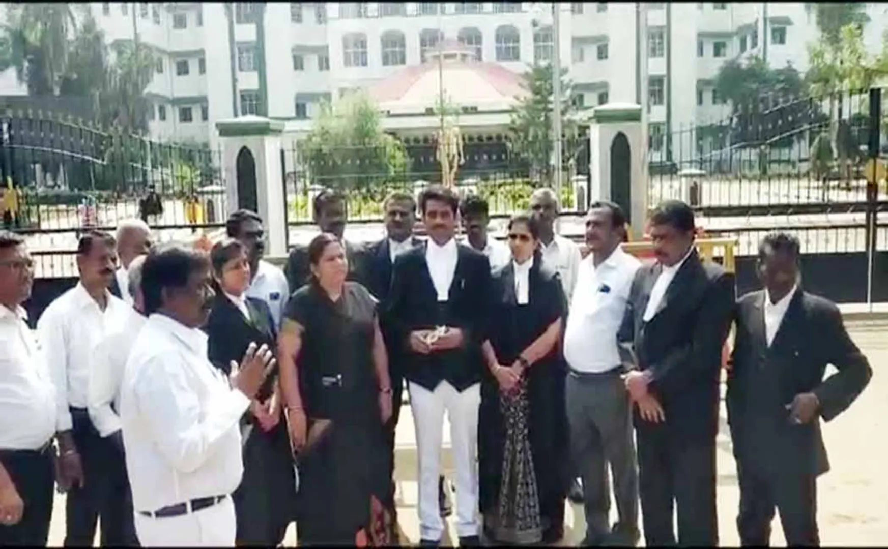 delhi lawyers and police fights madurai high court branch lawyers strike 